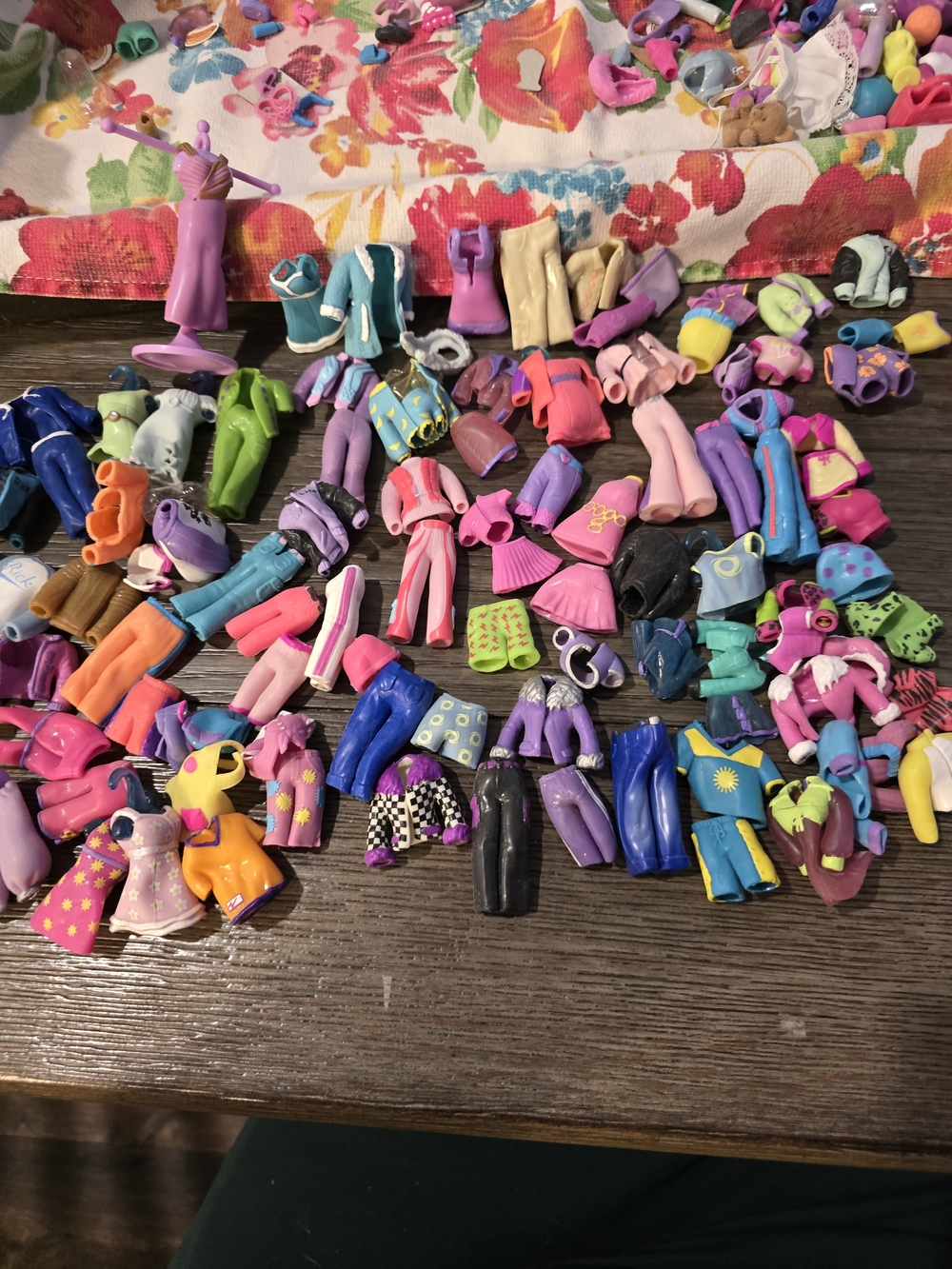 Polly Pockets Assorted Kids Doll Clothing Mix in Pink, Purple, Blue & Green -